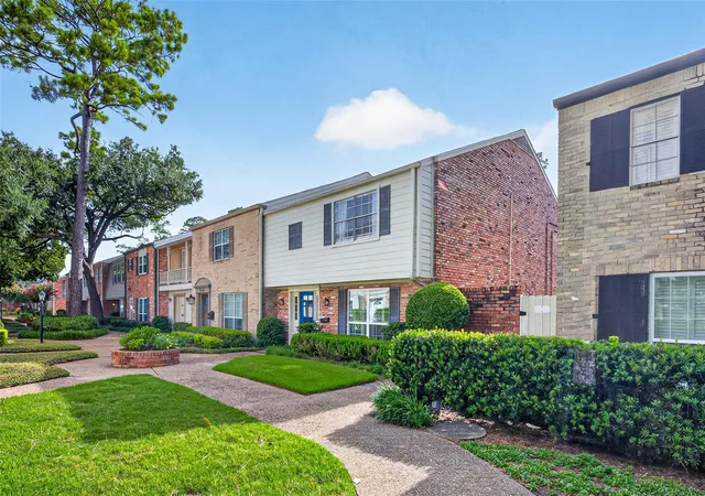Listing Photo 5 - Condo for sale in building located at 12618 Huntingwick Dr, Houston, TX 77024 - Unit #100