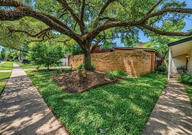 Photo 2 of Single family home for sale at 6226 Birdwood Rd, Houston, TX 77074 | MLS# 32840940 | Listing updated on 2026-08-30