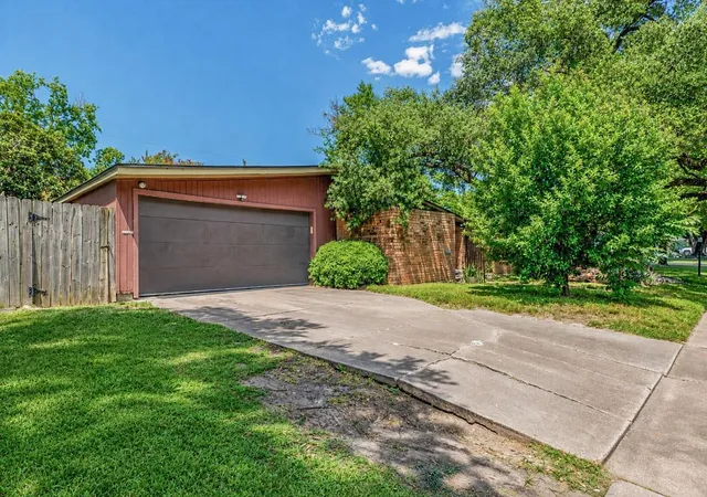 Photo 3 of Single family home for sale at 6226 Birdwood Rd, Houston, TX 77074 | MLS# 32840940 | Listing updated on 2026-08-30