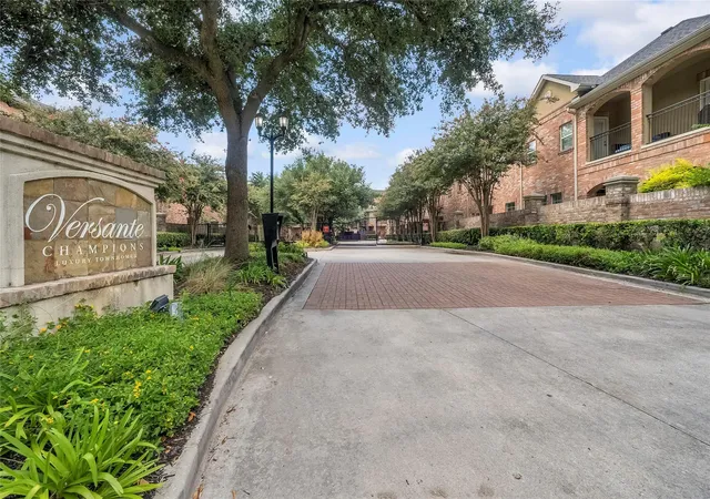 Photo 3 of Sale Pending at 53 Versante Ct, Houston, TX 77070 | MLS# 21337178 | Listing updated on 2026-09-19