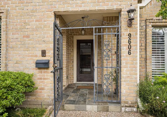 4th image of 9606 Bayou Brook St, Houston, TX 77063 | MLS# 56897383