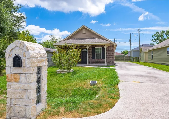 Photo 3 of Single family home for sale at 2621 31st Ave N, Texas City, TX 77590 | MLS# 12989030 | Listing updated on 2026-08-22