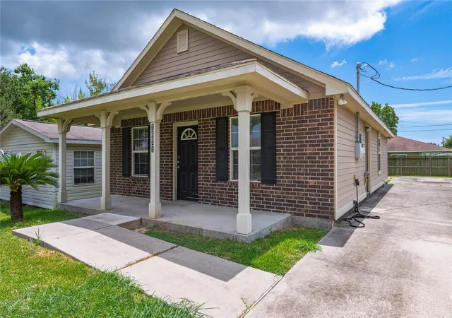 Photo 3 of Sale Pending at 2621 31St Ave N, Texas City, TX 77590 | MLS# 12989030 | Listing updated on 2026-10-08