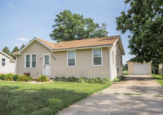 1st image of 3206 Harrison St, Quincy, IL 62301 | MLS# 100539070