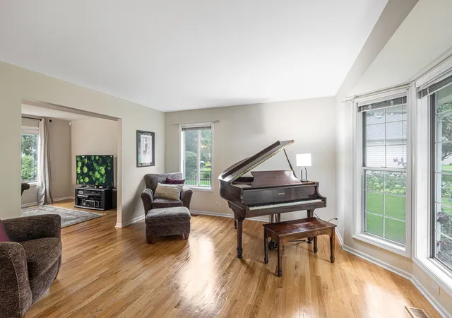 4th image of 49 Mohawk St, Cary, IL 60013 | MLS# 12415439