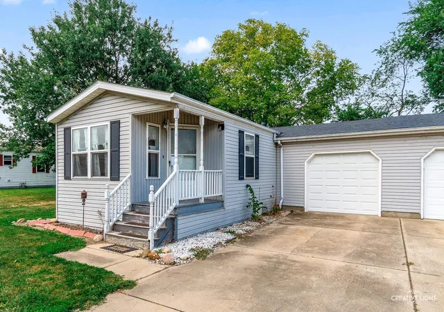 2nd image of 120 Cardinal Ln #A, Sandwich, IL 60548 | MLS# 12467791