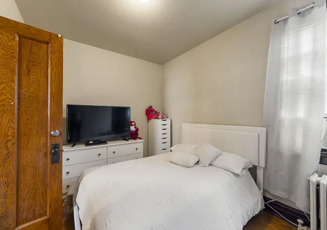 Photo 4 of House for sale at 5121 W Henderson Ave, Chicago, IL 60641 | MLS# 12536937 | Listing updated on 2026-08-25