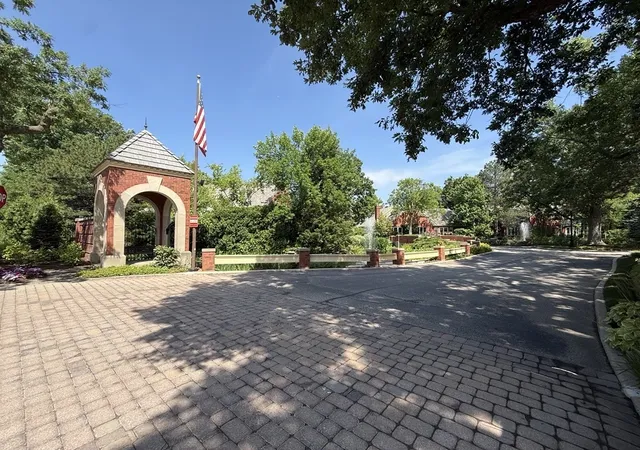 33rd image of 22 Regent Wood Rd, Northfield, IL 60093 | MLS# 12639571