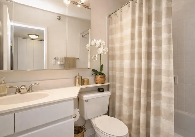 Listing Photo 5 - Condo for sale in building located at 440 N Wabash Ave, Chicago, IL 60611 - Unit #3703