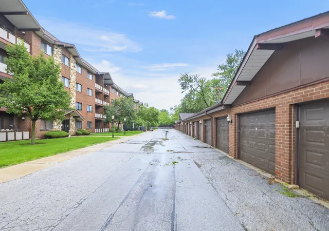 2nd image of 2311 183Rd St, Homewood, IL 60430
