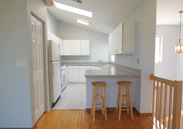 Photo 3 of Townhouse for sale at 122 Kennebunk Ct #122, Glendale Heights, IL 60139 | MLS# 12654156 | Listing updated on 2026-09-08