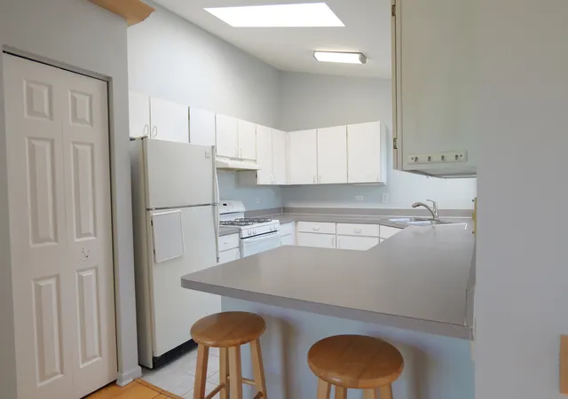 Photo 3 of Townhouse for sale at 122 Kennebunk Ct #122, Glendale Heights, IL 60139 | MLS# 12654156 | Listing updated on 2026-09-08