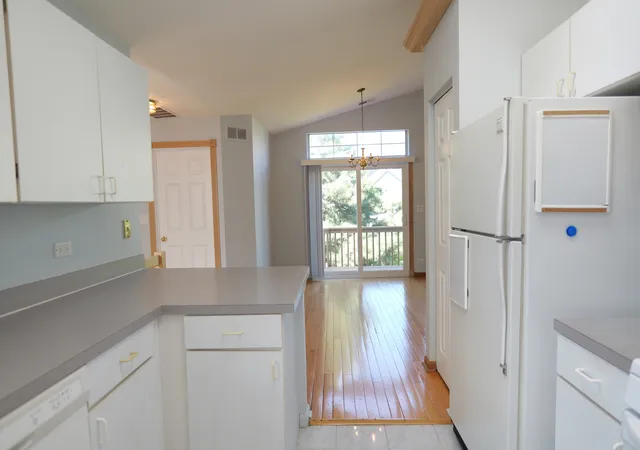 Photo 4 of Townhouse for sale at 122 Kennebunk Ct #122, Glendale Heights, IL 60139 | MLS# 12654156 | Listing updated on 2026-09-08