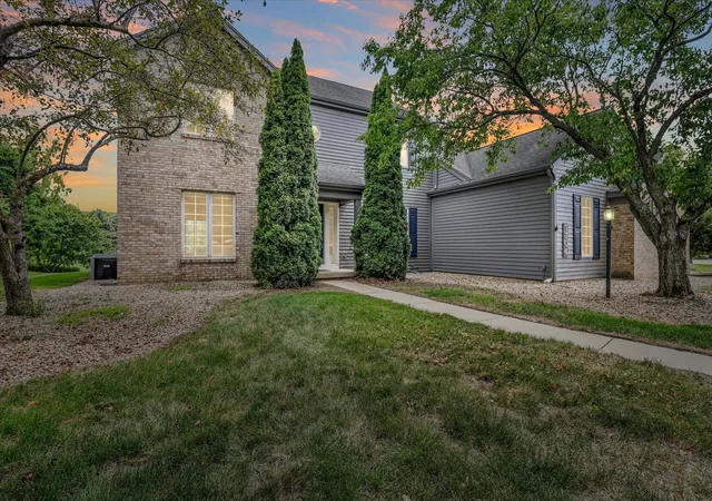 4th image of 1704 Bentbrook Dr, Champaign, IL 61822 | MLS# 12657096