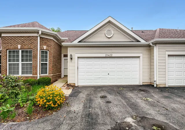 Photo 3 of Townhouse for sale at 21422 Mays Lake Dr, Crest Hill, IL 60403 | MLS# 12657202 | Listing updated on 2026-09-07