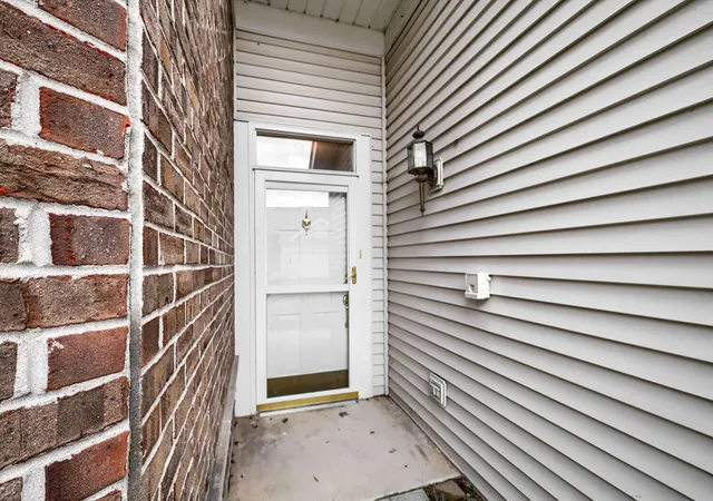 Photo 2 of Townhouse for sale at 21422 Mays Lake Dr, Crest Hill, IL 60403 | MLS# 12657202 | Listing updated on 2026-09-07