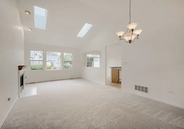 Photo 4 of Townhouse for sale at 21422 Mays Lake Dr, Crest Hill, IL 60403 | MLS# 12657202 | Listing updated on 2026-09-07
