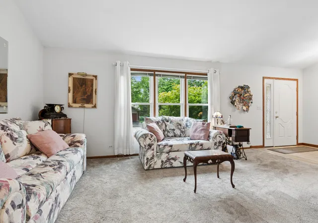 3rd image of 1011 Woodbridge Dr, Cary, IL 60013 | MLS# 12657457