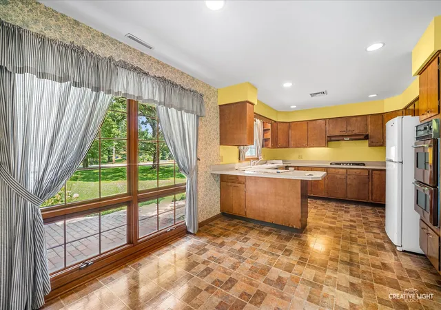 Photo 4 of Single family home for sale at 6n373 Oakwood Dr, St. Charles, IL 60175 | MLS# 12661834 | Listing updated on 2026-08-18