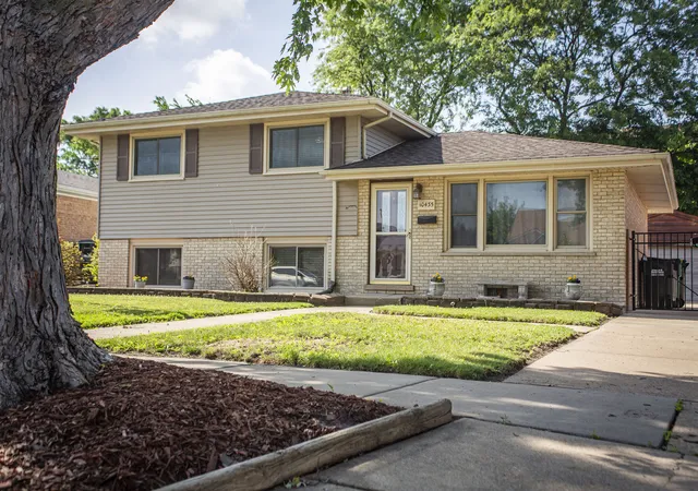 Photo 1 of Single family home for sale at 10435 Barnard Dr, Chicago Ridge, IL 60415 | MLS# 12663079 | Listing updated on 2026-09-08