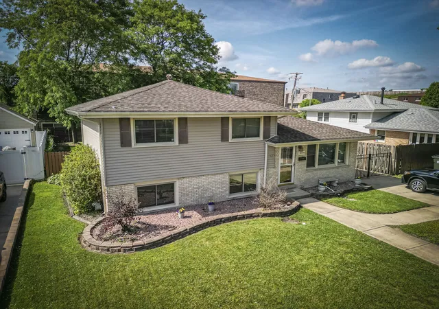 Photo 2 of Single family home for sale at 10435 Barnard Dr, Chicago Ridge, IL 60415 | MLS# 12663079 | Listing updated on 2026-09-08