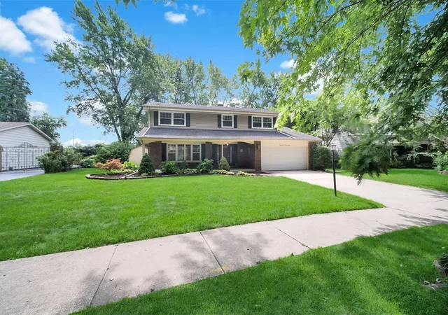 2nd image of 24w645 Woodcrest Dr, Naperville, IL 60540 | MLS# 12663331