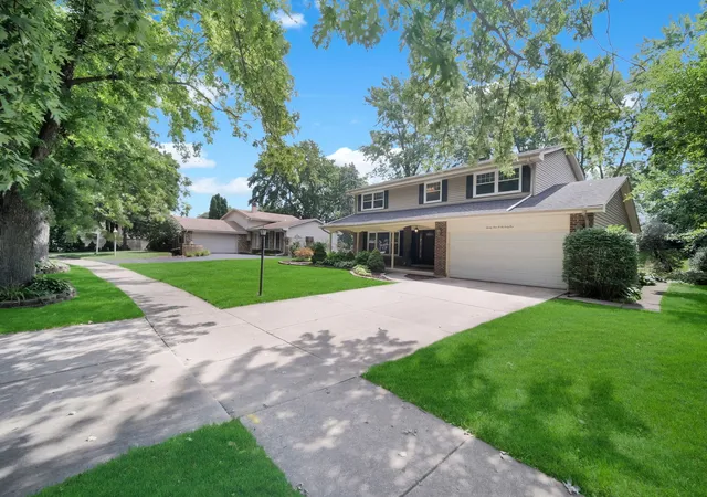 3rd image of 24W645 Woodcrest Dr, Naperville, IL 60540 | MLS# 12663331