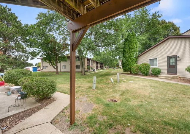 Listing Photo 3 - Condo for sale in building located at 1833 Kerrybrook Ct, Sycamore, IL 60178 - Unit #0