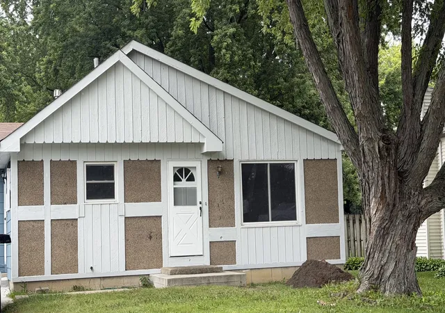 2nd image of 1900 Longmeadow Dr, Lindenhurst, IL 60046 | MLS# 12666056