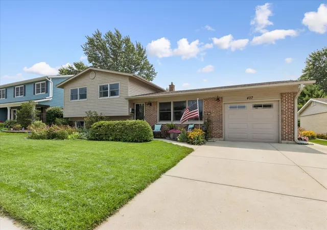 Photo 1 of Single family home for sale at 407 W Tanglewood Dr, Arlington Heights, IL 60004 | MLS# 12669457 | Listing updated on 2026-08-26
