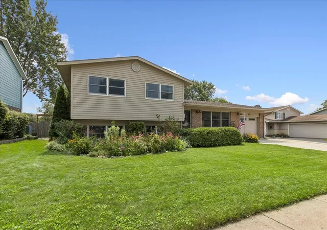 Photo 2 of Single family home for sale at 407 W Tanglewood Dr, Arlington Heights, IL 60004 | MLS# 12669457 | Listing updated on 2026-08-26