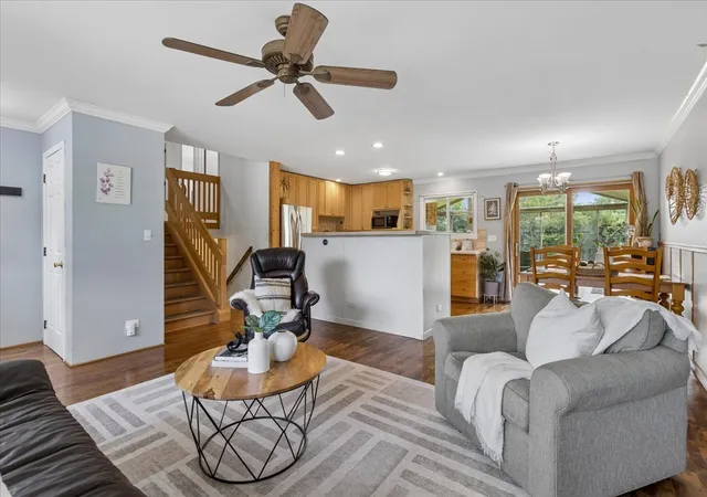 Photo 4 of Single Family Residence at 407 W Tanglewood Dr, Arlington Heights, IL 60004 | MLS# 12669457 |  | Sold on 2026-10-06