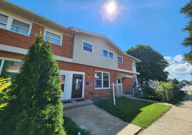 Photo 3 of Townhouse for sale at 8813 N Grand St, Niles, IL 60714 | MLS# 12670069 | Listing updated on 2026-08-25