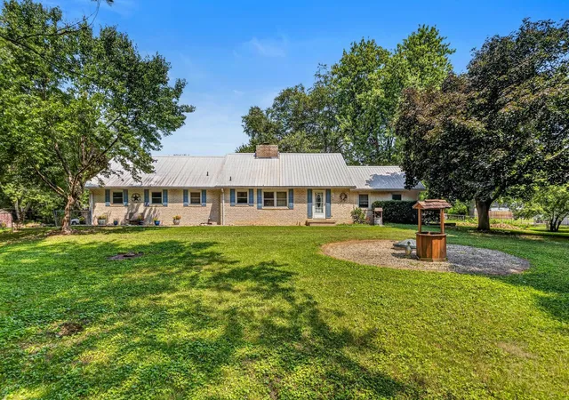 Photo 1 of Single family home for sale at 1516 W N Shore Dr, Mahomet, IL 61853 | MLS# 12671281 | Listing updated on 2026-08-25