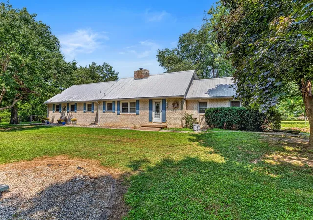 Photo 2 of Single family home for sale at 1516 W N Shore Dr, Mahomet, IL 61853 | MLS# 12671281 | Listing updated on 2026-08-25
