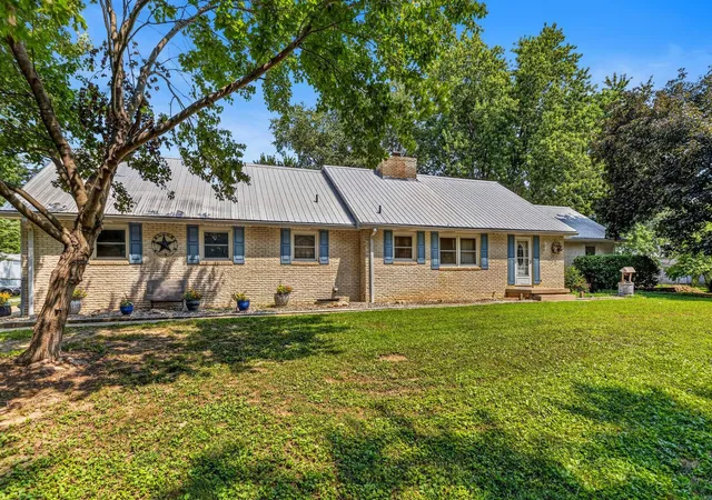 Photo 2 of Single family home for sale at 1516 W N Shore Dr, Mahomet, IL 61853 | MLS# 12671281 | Listing updated on 2026-08-25