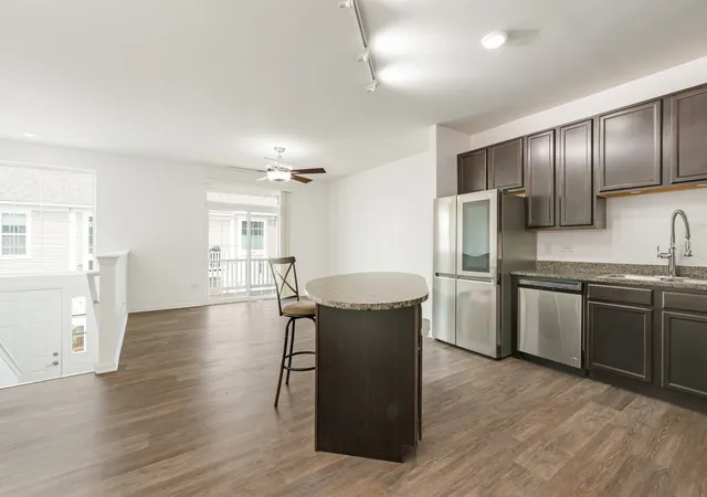 3rd image of 804 Four Seasons Blvd, Aurora, IL 60504