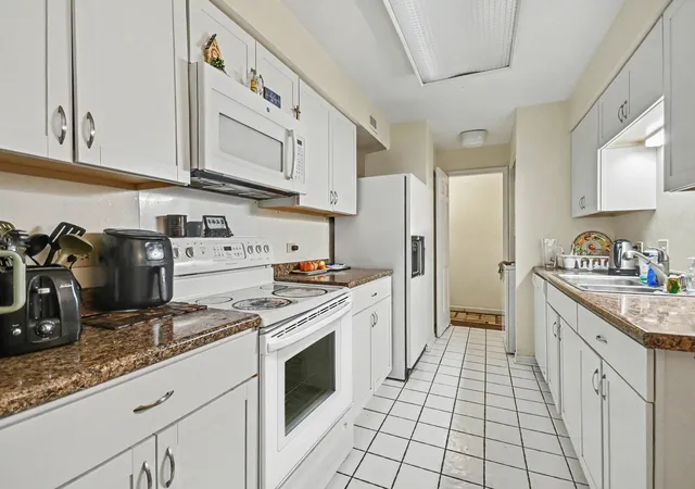 Listing Photo 5 - Condo for sale in building located at 1671 Mission Hls Rd, Northbrook, IL 60062 - Unit #104