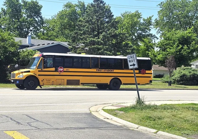 2nd image of 870 E Old Willow Rd E, Prospect Heights, IL 60070