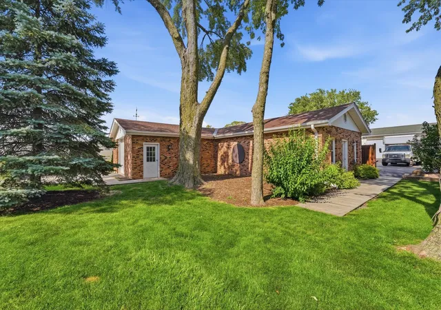 3rd image of 24 W 168Th St, South Holland, IL 60473 | MLS# 12681999