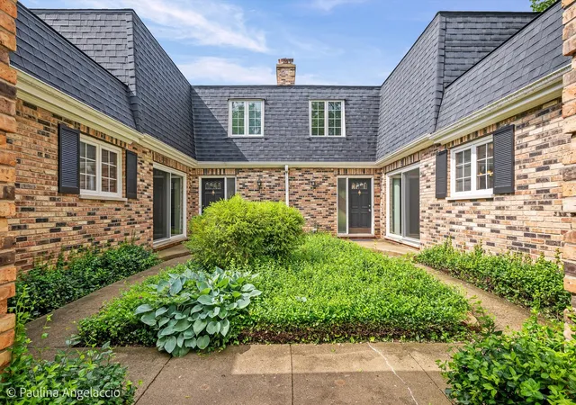 3rd image of 422 E Russell St, Barrington, IL 60010