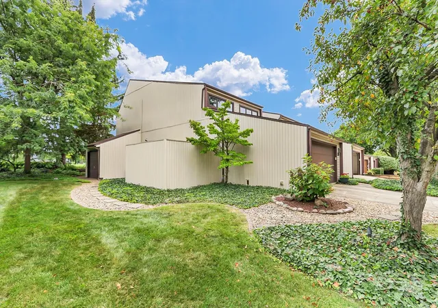 3rd image of 2218 Briar Hl Dr, Champaign, IL 61822