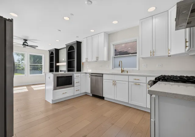 4th image of 1645 Webster Ln, Des Plaines, IL 60018 | MLS# 12685368