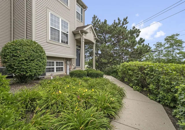 Photo 2 of Townhouse for sale at 896 Cherry Crk Dr, Grayslake, IL 60030 | MLS# 12686114 | Listing updated on 2026-09-01