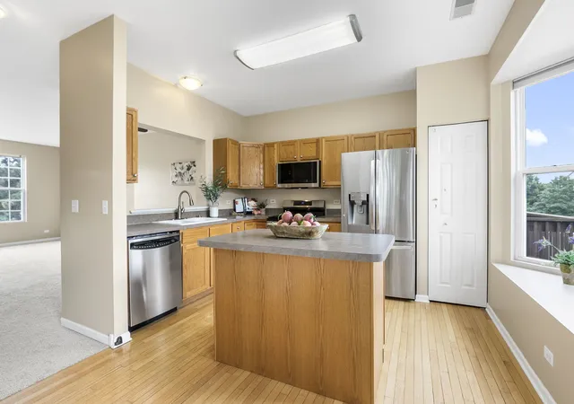 Photo 3 of Townhouse for sale at 896 Cherry Crk Dr, Grayslake, IL 60030 | MLS# 12686114 | Listing updated on 2026-09-01