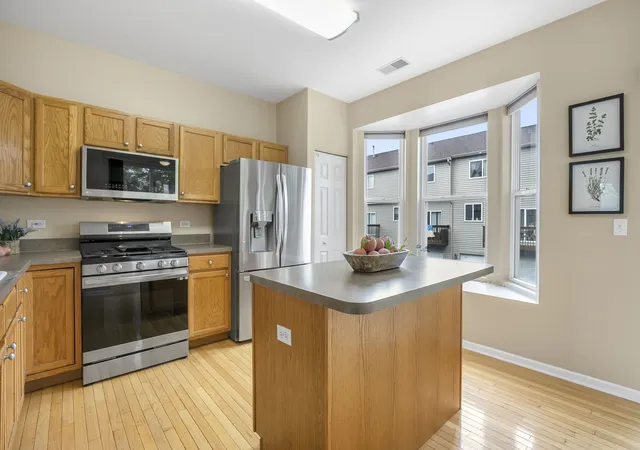 Photo 4 of Townhouse for sale at 896 Cherry Crk Dr, Grayslake, IL 60030 | MLS# 12686114 | Listing updated on 2026-09-01