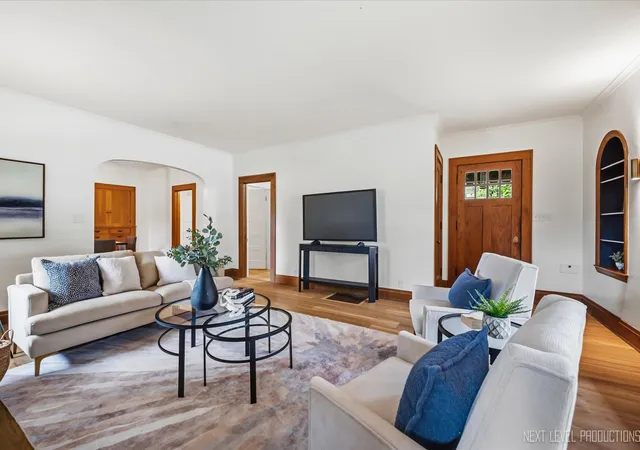 Photo 4 of Single family home for sale at 609 S 5th Avenue, St. Charles, IL 60174 | MLS# 12687509 | Listing updated on 2026-08-28