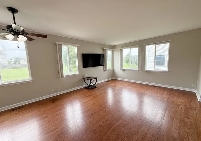 Listing Photo 4 - Condo for sale in building located at 249 W Norwell Ln, Round Lake, IL 60073
