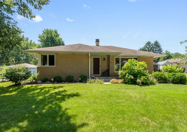 2nd image of 4611 Orchard Ln, Crystal Lake, IL 60014 | MLS# 12690661