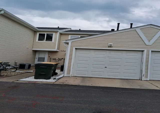 Photo 7 of Townhouse for sale at 451 Meadowgreen Ln, Round Lake Beach, IL 60073 | MLS# 12690727 | Listing updated on 2026-08-25